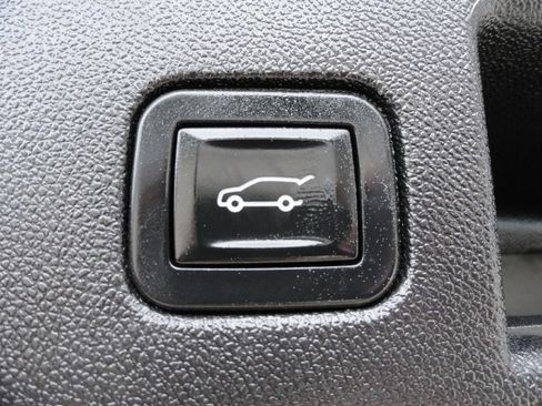 Used 2018 Chevrolet Equinox LT FWD image 25
