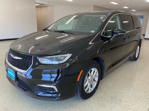 Used 2024 Chrysler Pacifica Touring-L image 1