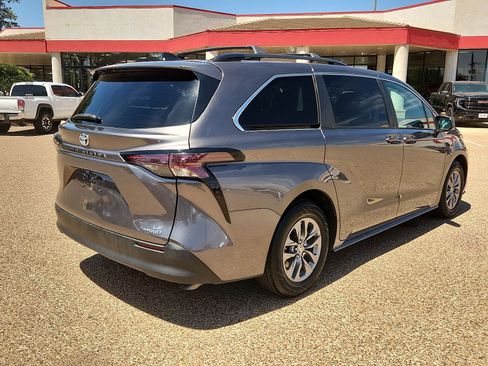 Used 2024 Toyota Sienna LE FWD image 4