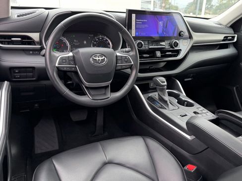 Certified 2024 Toyota Highlander XLE image 29