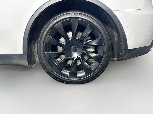 Used 2021 Tesla Model Y Long Range image 11