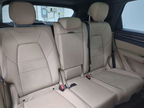 Certified 2023 Porsche Cayenne Platinum Edition image 23