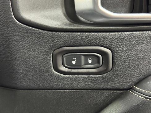 Used 2018 Jeep Wrangler Unlimited Sahara image 19