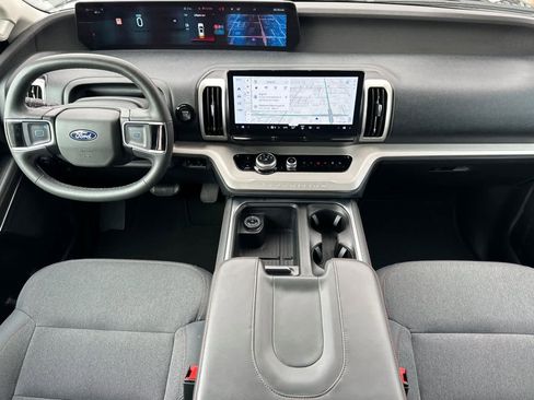 Certified 2025 Ford Expedition Active image 3