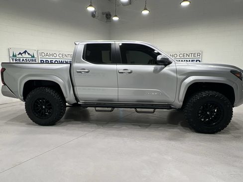 Used 2025 Toyota Tacoma SR5 AWD/4WD image 9
