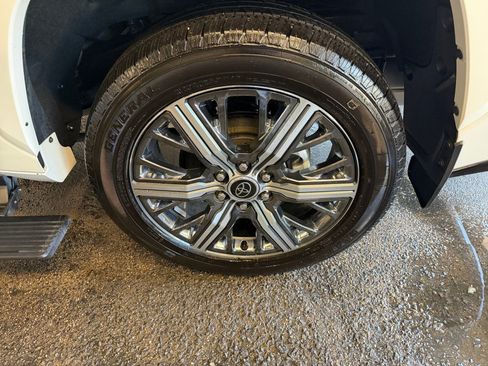 Used 2023 Toyota Sequoia Capstone AWD/4WD image 26