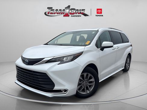 Used 2024 Toyota Sienna XLE image 5