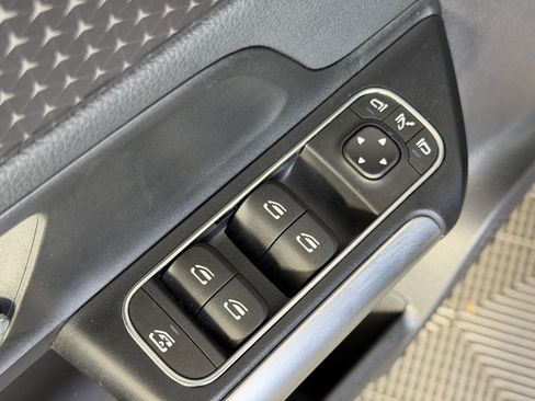 Used 2025 Mercedes-Benz GLA 250 image 12