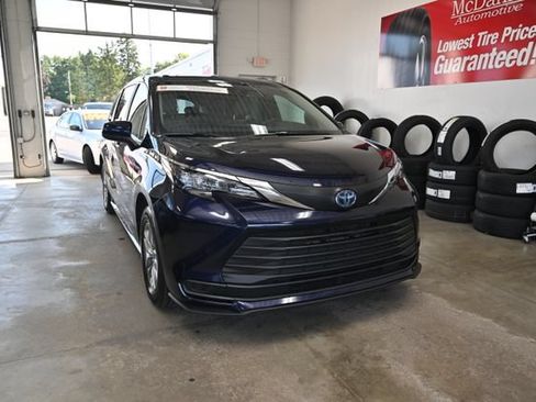 Certified 2025 Toyota Sienna LE AWD/4WD image 3
