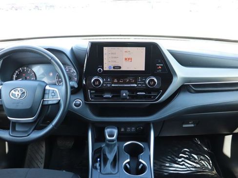 Used 2025 Toyota Highlander LE FWD image 16