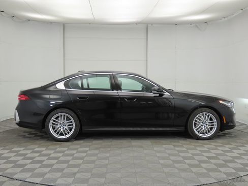 Certified 2025 BMW 530i image 4