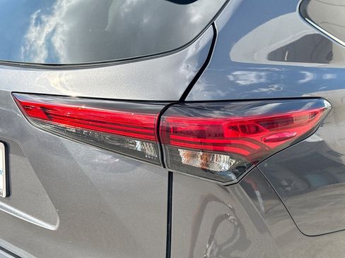 Used 2020 Toyota Highlander XLE image 28