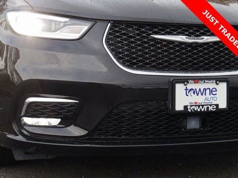 Used 2024 Chrysler Pacifica Touring-L image 12