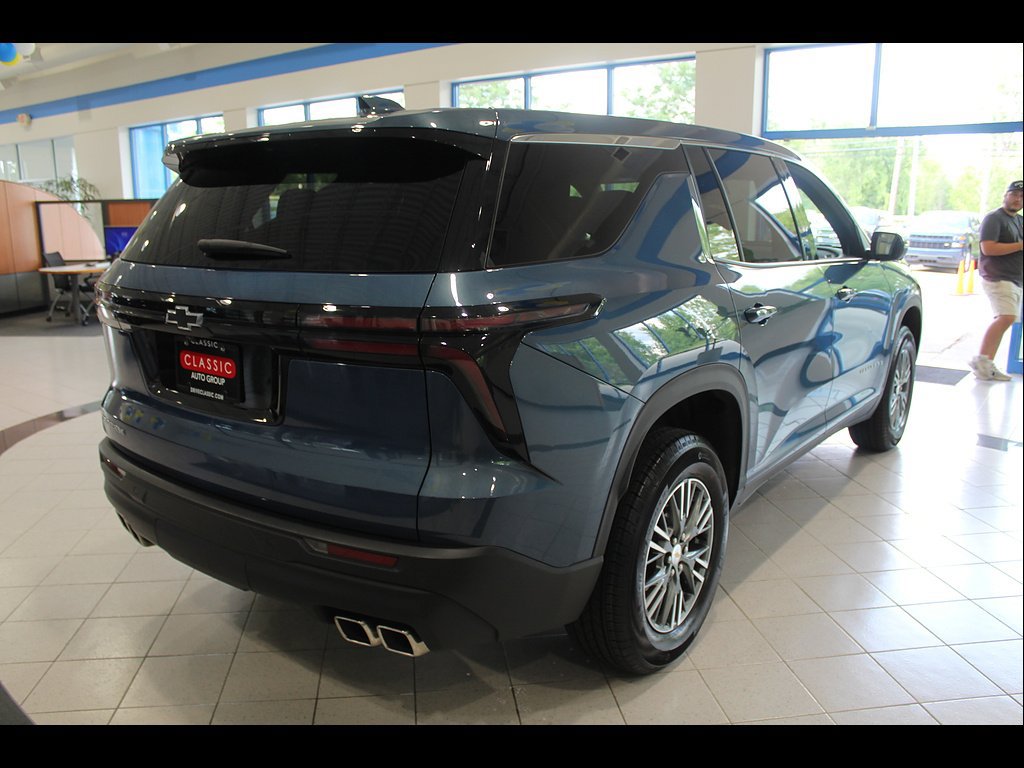 Used 2024 Chevrolet Traverse LS FWD image 5