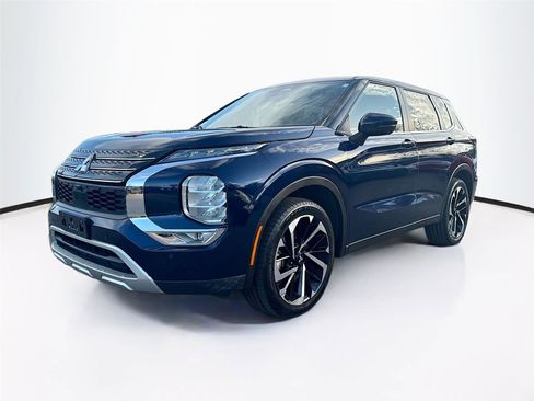 Used 2024 Mitsubishi Outlander SE image 3