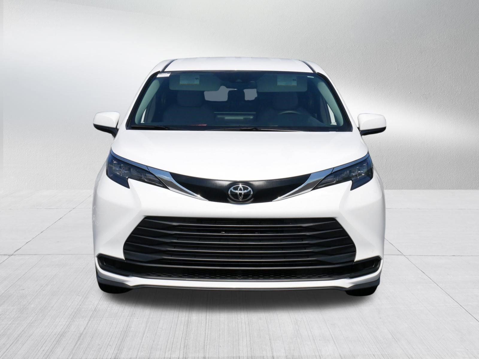 Certified 2026 Toyota Sienna LE FWD image 2