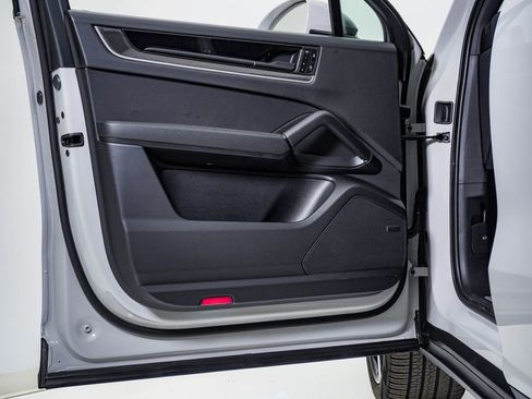 Certified 2025 Porsche Cayenne Coupe image 25