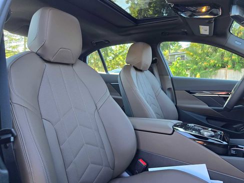 Used 2026 BMW i5 eDrive40 image 11