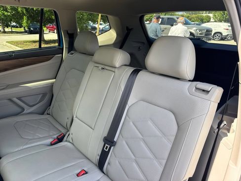 Used 2025 Volkswagen Atlas SE w/ Panoramic Sunroof Package FWD image 11