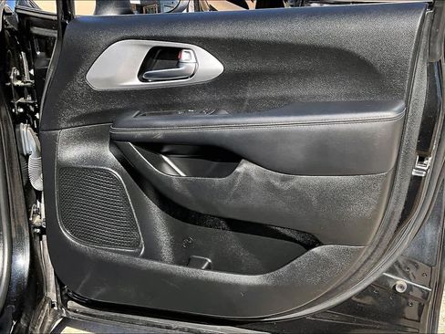 Used 2023 Chrysler Pacifica Touring image 19