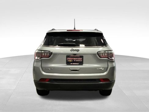 Used 2018 Jeep Compass Latitude w/ Popular Equipment Group AWD/4WD image 9