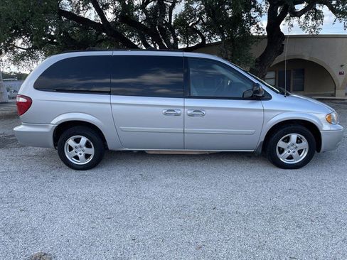 Used 2006 Dodge Grand Caravan SXT w/ Leather Interior Group FWD image 4