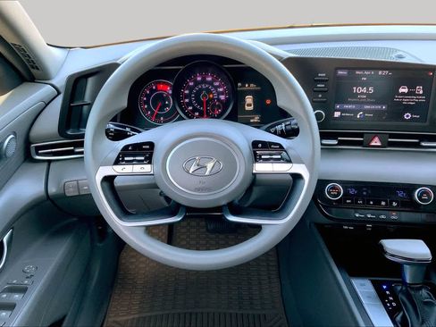 Used 2022 Hyundai Elantra SEL w/ Cargo Package FWD image 5