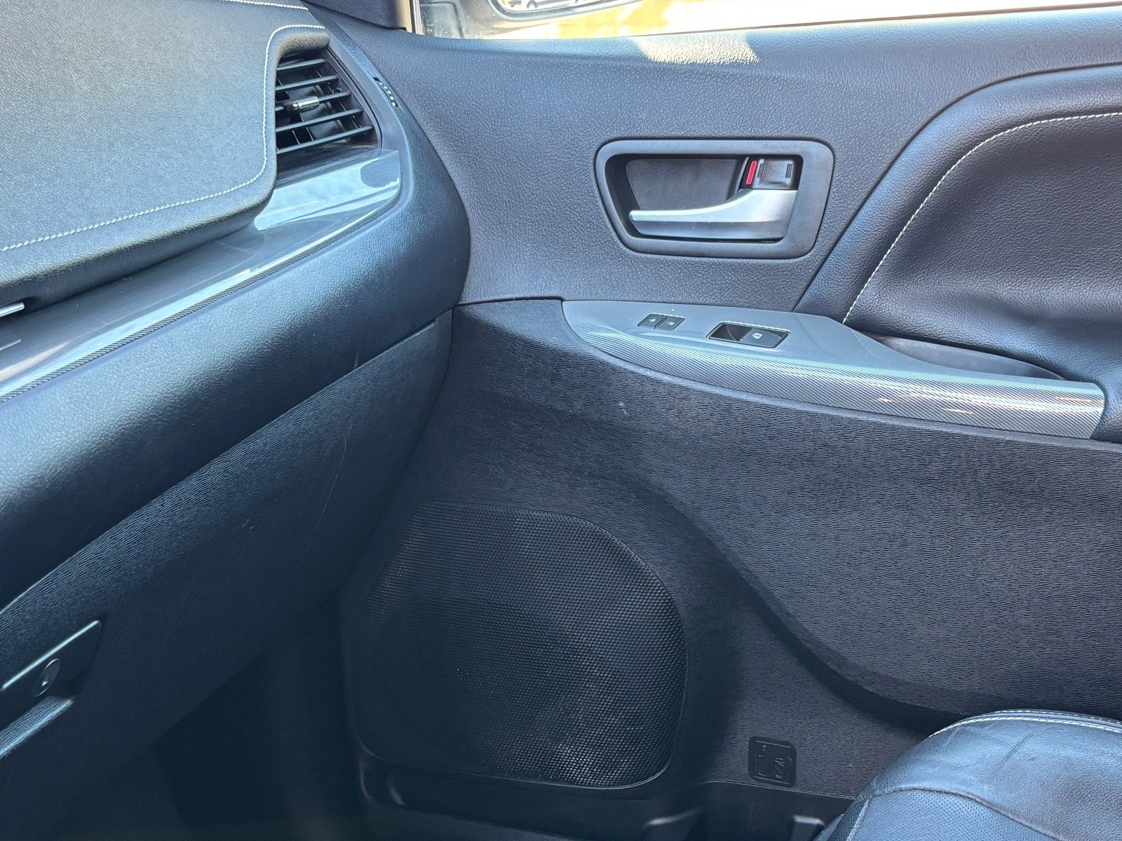 Used 2020 Toyota Sienna SE w/ Carpet Mat Package FWD image 18