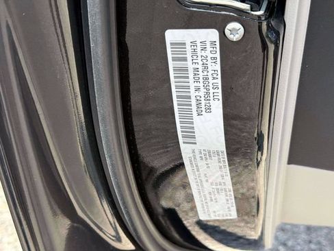 Used 2023 Chrysler Pacifica Touring-L FWD image 17