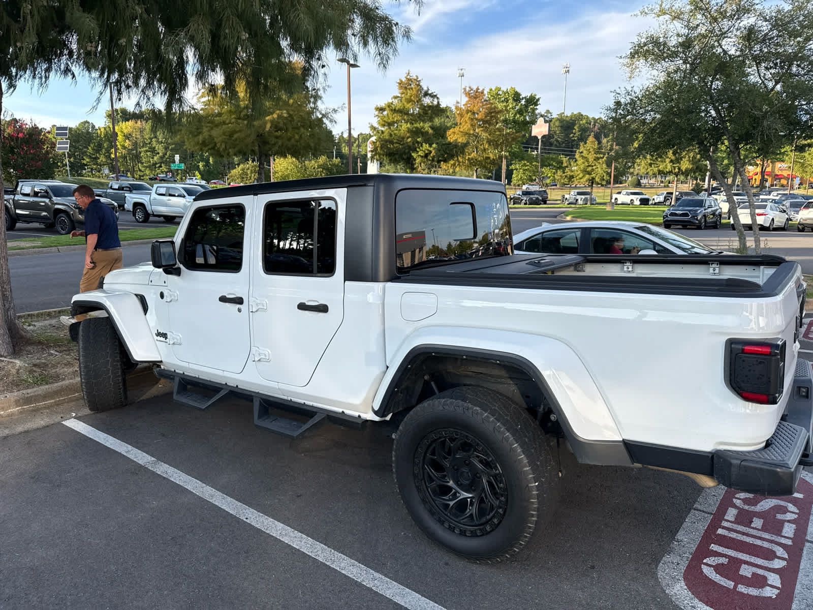 Used 2023 Jeep Gladiator Sport AWD/4WD image 4