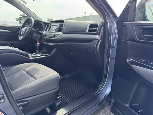 Used 2018 Toyota Highlander LE AWD/4WD image 35