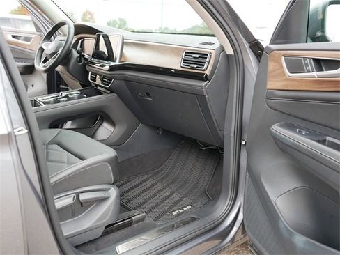 Certified 2025 Volkswagen Atlas SE image 22