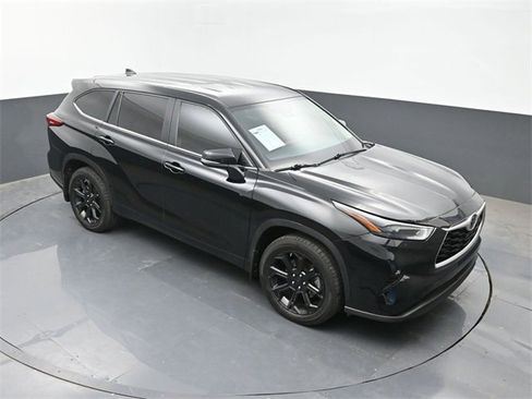 Used 2023 Toyota Highlander LE image 40