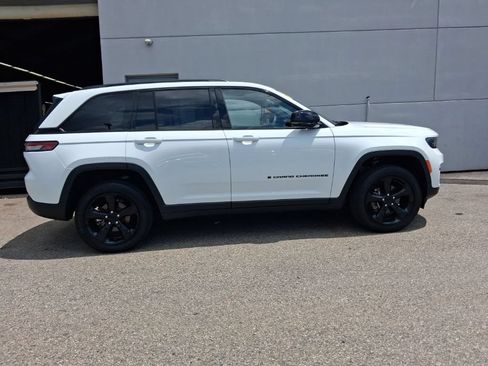 Used 2023 Jeep Grand Cherokee Altitude AWD/4WD image 7