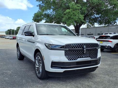 New 2026 Lincoln Navigator L Reserve AWD/4WD image 4