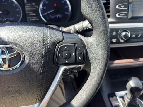 Used 2019 Toyota Highlander LE FWD image 18