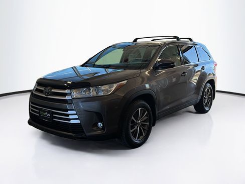 Used 2017 Toyota Highlander XLE image 3