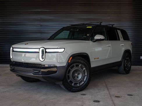 Used 2025 Rivian R1S Premium Dual AWD/4WD image 1