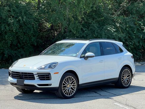 Certified 2023 Porsche Cayenne Platinum Edition AWD/4WD image 1