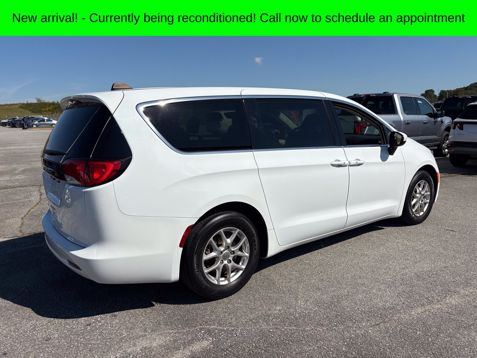 Used 2023 Chrysler Voyager LX FWD image 4