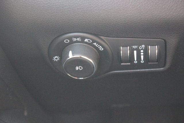 Used 2025 Jeep Compass Latitude w/ Convenience Group AWD/4WD image 16