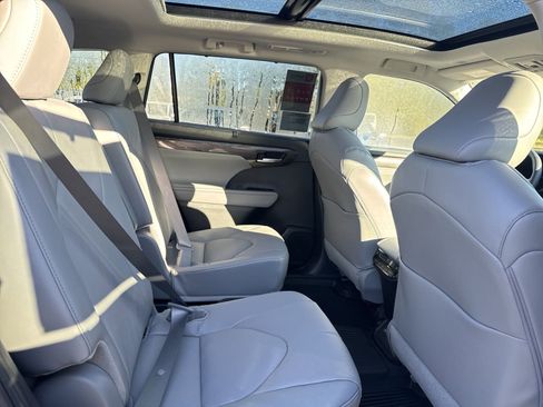New 2025 Toyota Highlander Platinum image 33