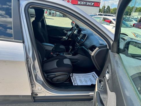 Used 2018 Jeep Cherokee Latitude w/ Altitude Package AWD/4WD image 9