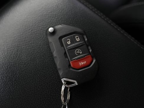 Used 2018 Jeep Wrangler Unlimited Sahara w/ Dual Top Group AWD/4WD image 60