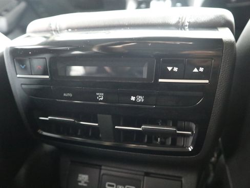 Used 2022 Acura MDX SH-AWD image 17