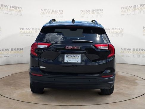 Used 2024 GMC Terrain SLE w/ Driver Convenience Package FWD image 4