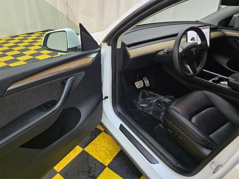 Used 2022 Tesla Model Y Performance image 19