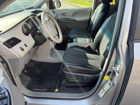 Used 2013 Toyota Sienna SE FWD image 15