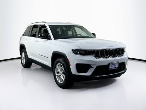 Used 2023 Jeep Grand Cherokee Laredo AWD/4WD image 3