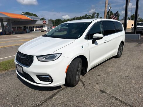 Used 2023 Chrysler Pacifica Touring-L FWD image 1